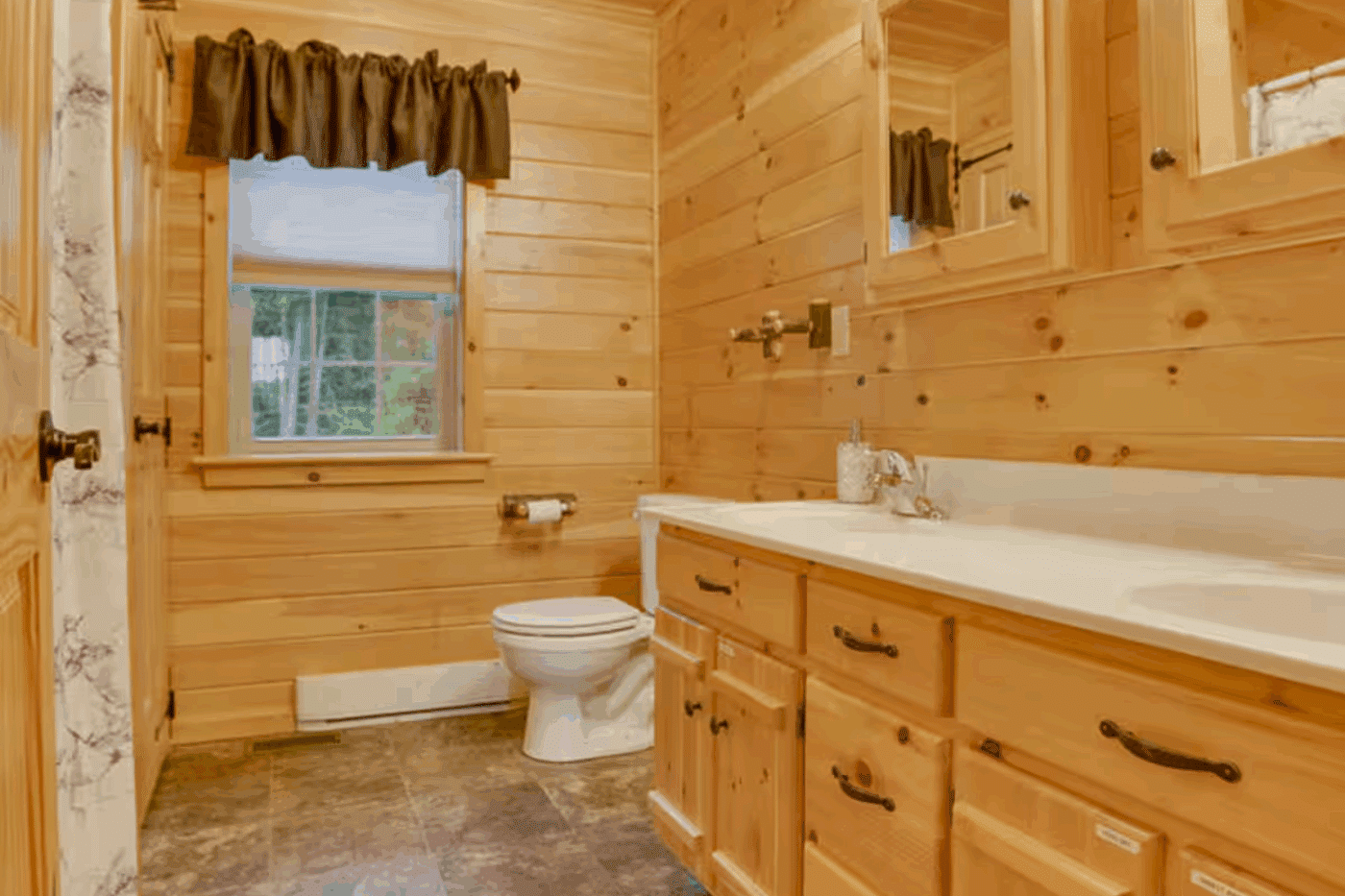 Mountaineer Deluxe log cabin bathroom 2 in warfordsburg pa built and designed by Psy Homes