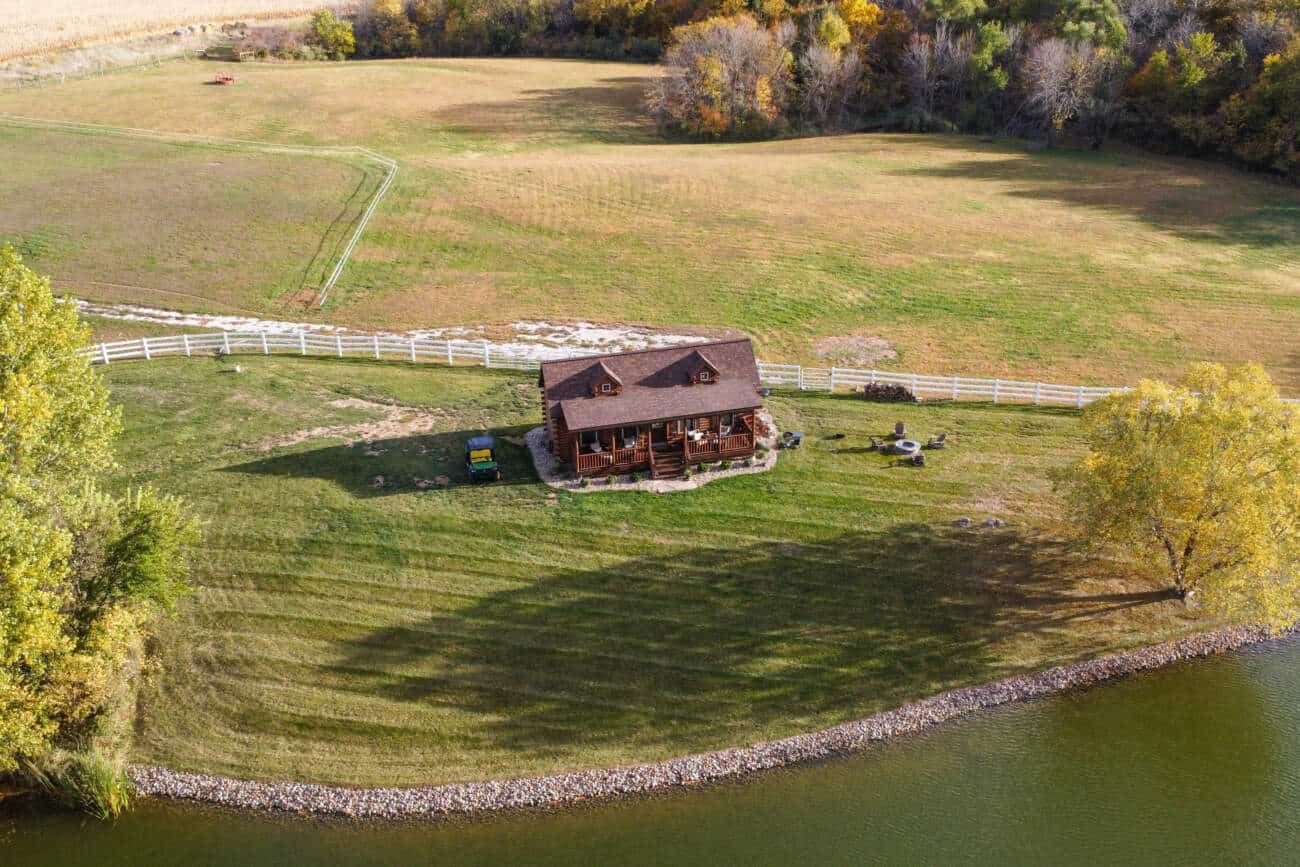 Prefab Cabin in Adel IA by water