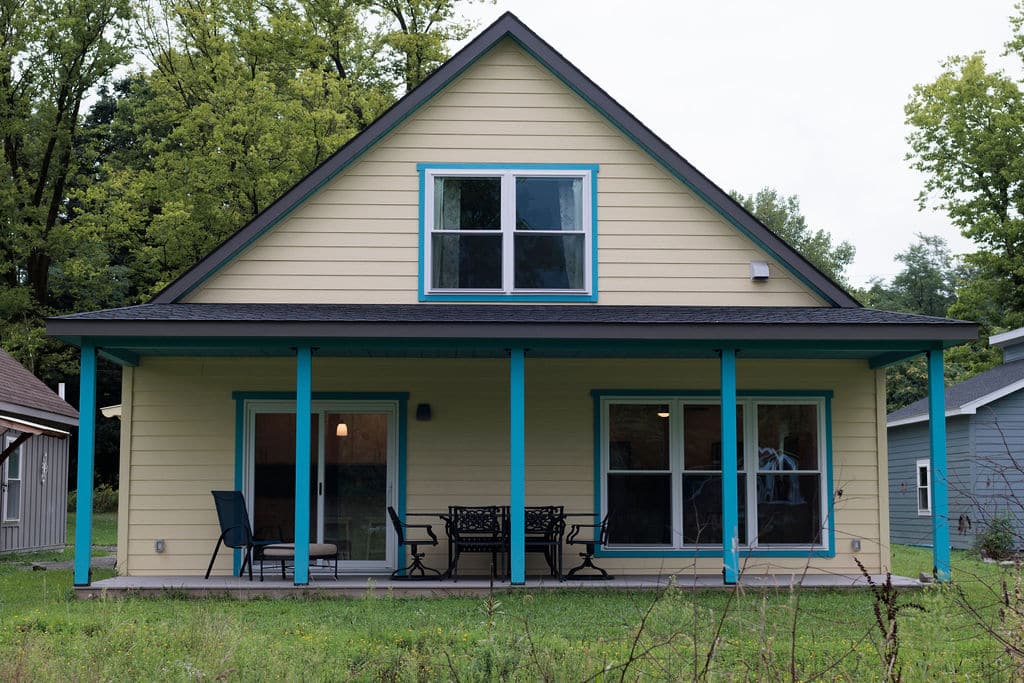 tarn modern cabin in Maryland