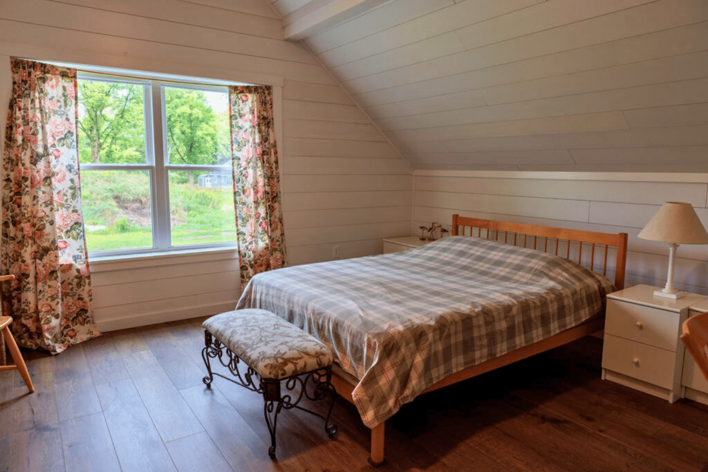 Tarn Bedroom with window