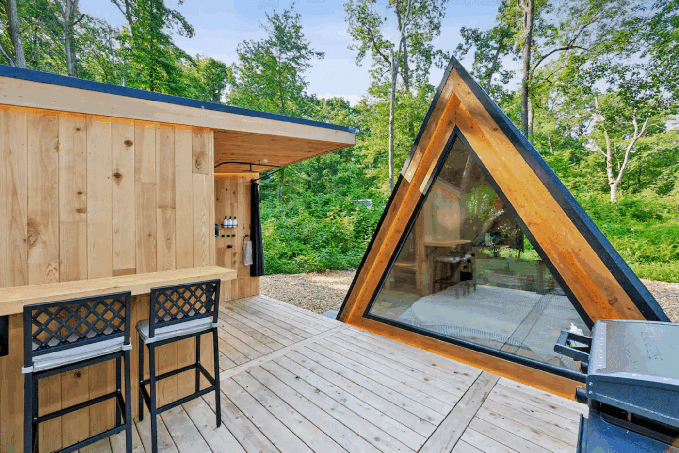 Outdoor dining area of vista glamping pod in