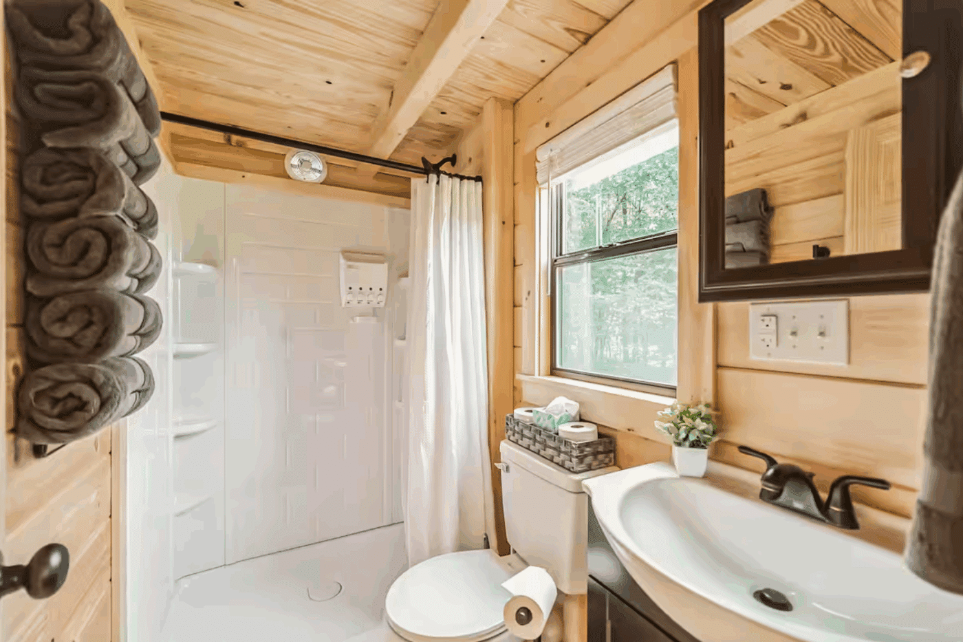 full sized bathroom in Psy Homes Pinecrest park model tiny home located in Strasburg Pa