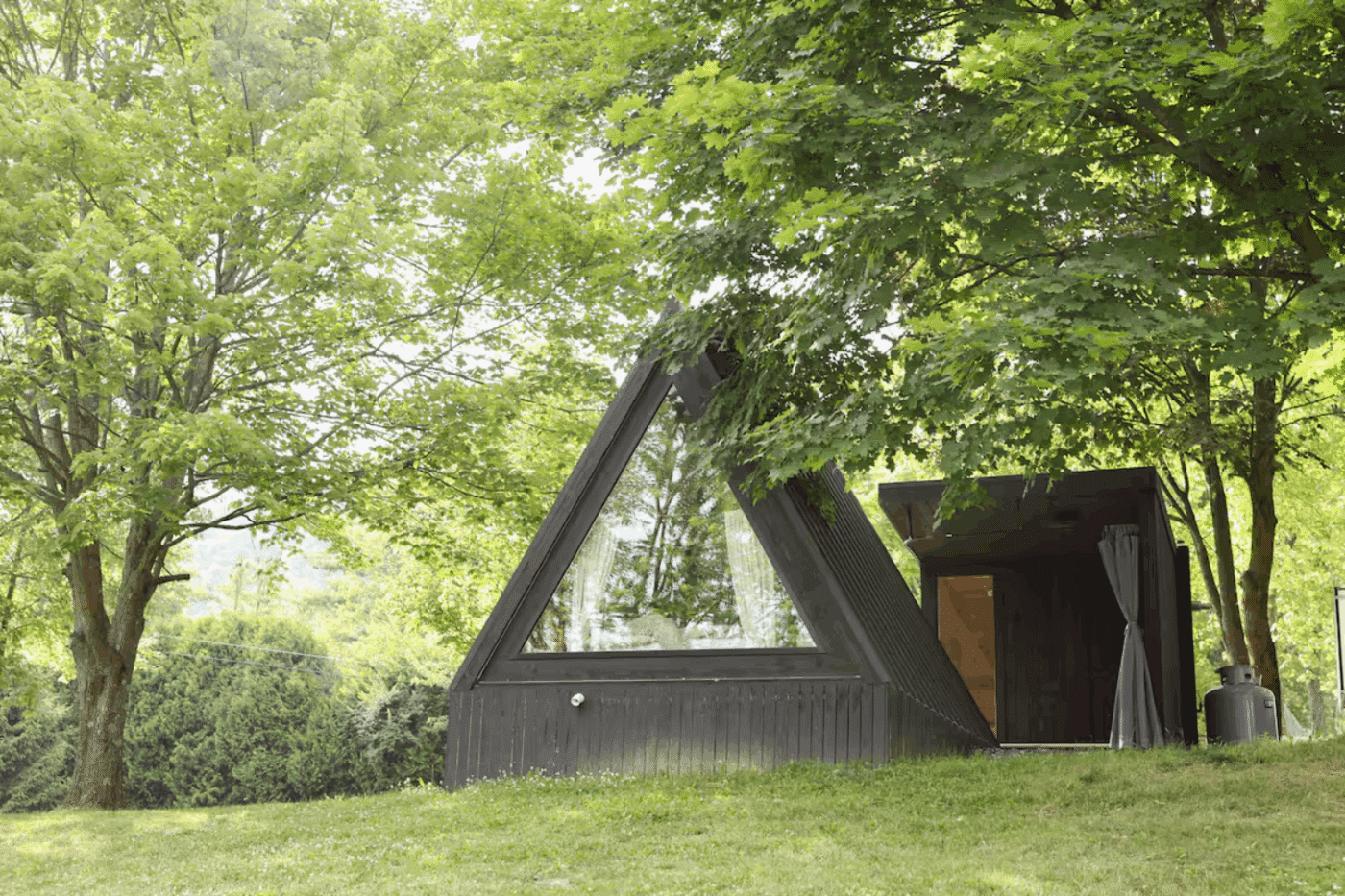 Vista Glamping pod in Bellefonte Pa with Sauna with cooking area cold plunge bathroom
