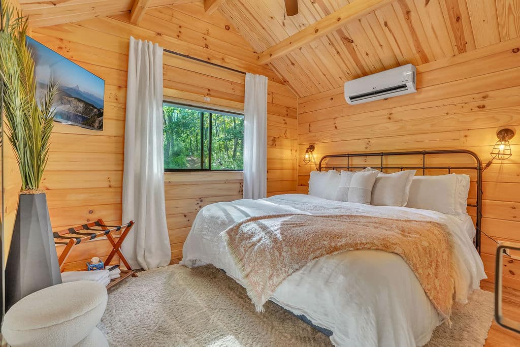 Aspen Park Model Home in Herndon PA Bedroom