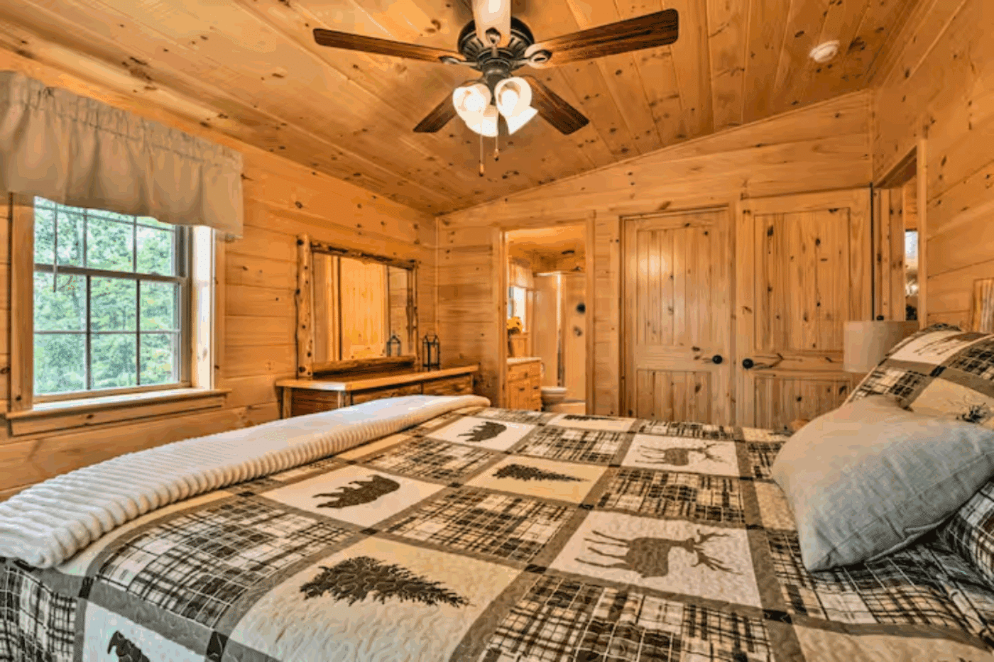Master bedroom of Frontier log cabin in Hardy County West Virginia (2)