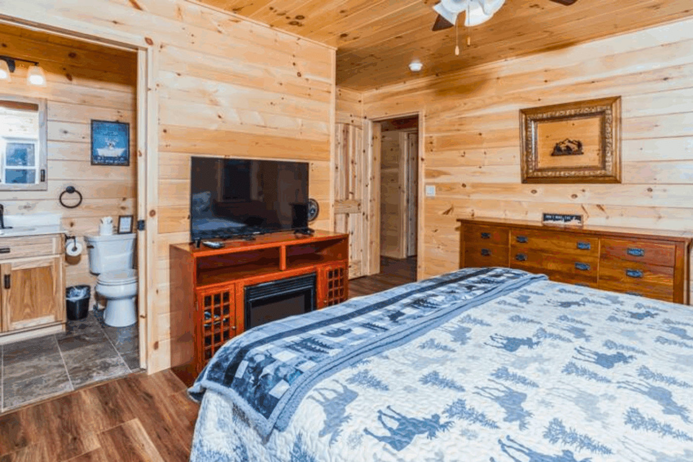 Bedroom number 1 of Mountaineer Deluxe in old forge new york with full en suite bathroom